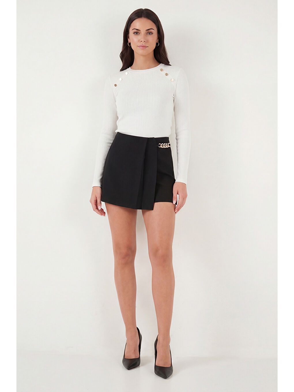 Siyah Slim Fit Zincir Detaylı Normal Bel Kadın Şort Etek 6522043-3