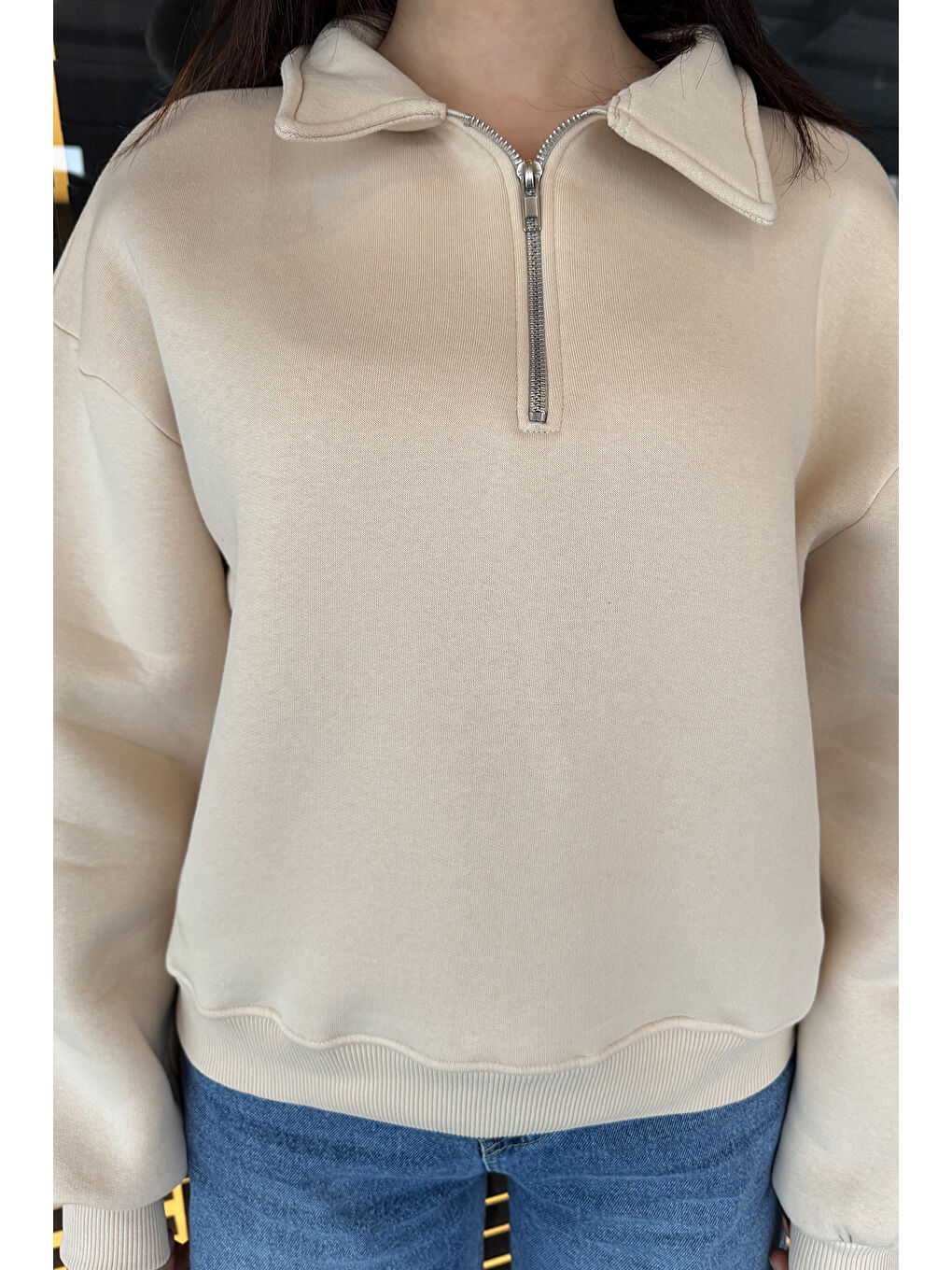 Bej Dik Yaka Yarım Fermuarlı Şardonlu Kadın Sweatshirt-2