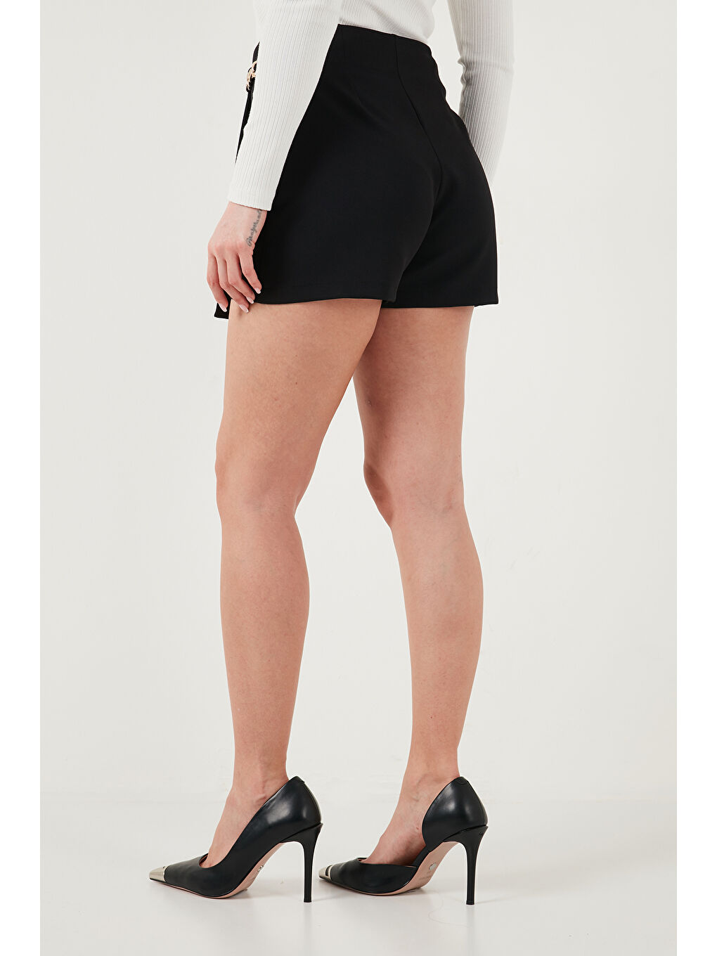 Siyah Slim Fit Zincir Detaylı Normal Bel Kadın Şort Etek 6522043-6