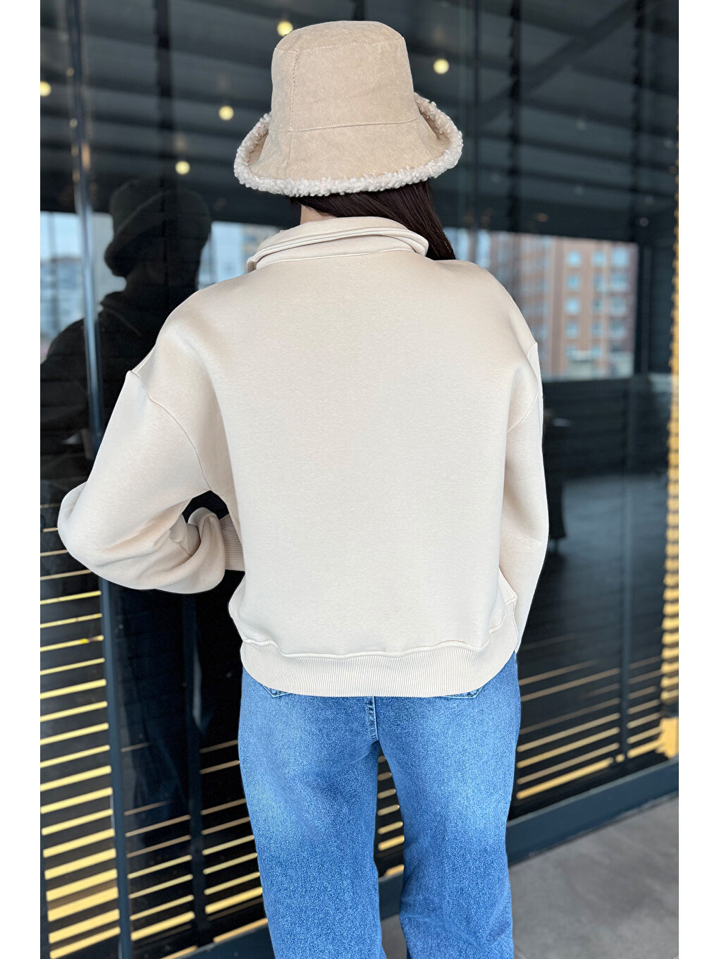 Bej Dik Yaka Yarım Fermuarlı Şardonlu Kadın Sweatshirt-3