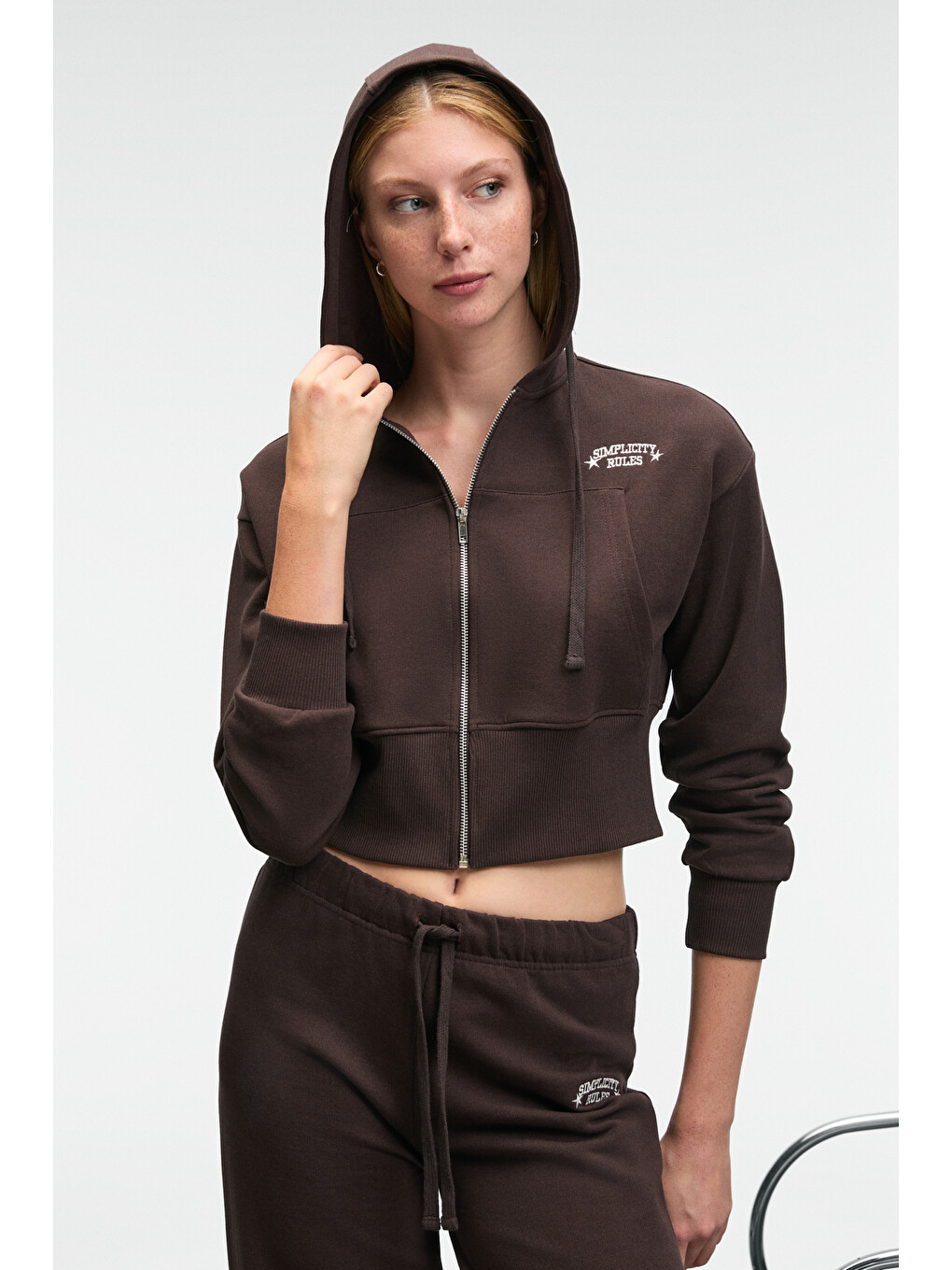 Elara Kadın Metal Fermuarlı Nakışlı Kapüşonlu Crop Koyu Kahverengi Sweatshirt-3