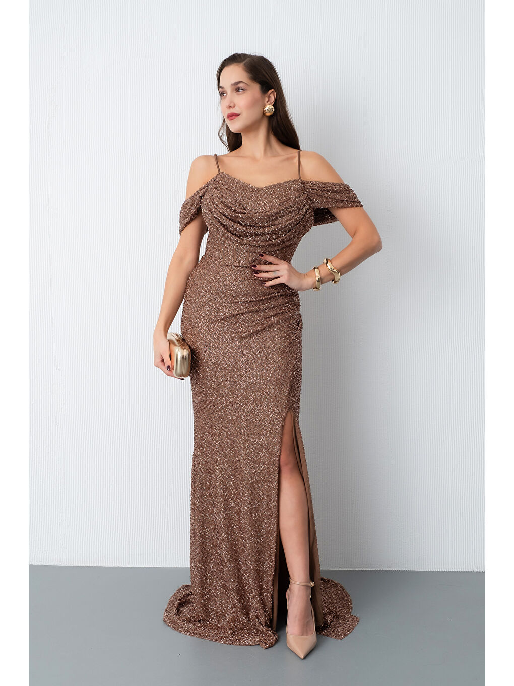 Kadın Kahverengi Omuz Dekolteli Boncuklu Uzun Abiye Elbise-1