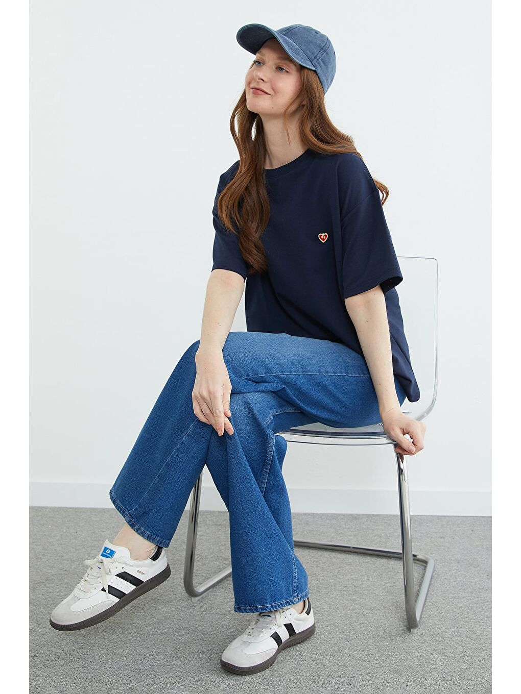 Lacivert Kalp Aksesuarlı Bisiklet Yaka Salaş Tişört-1