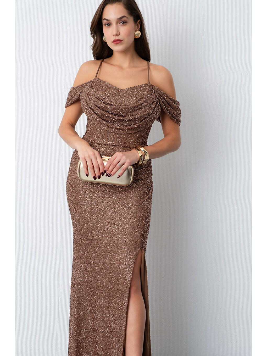 Kadın Kahverengi Omuz Dekolteli Boncuklu Uzun Abiye Elbise-2