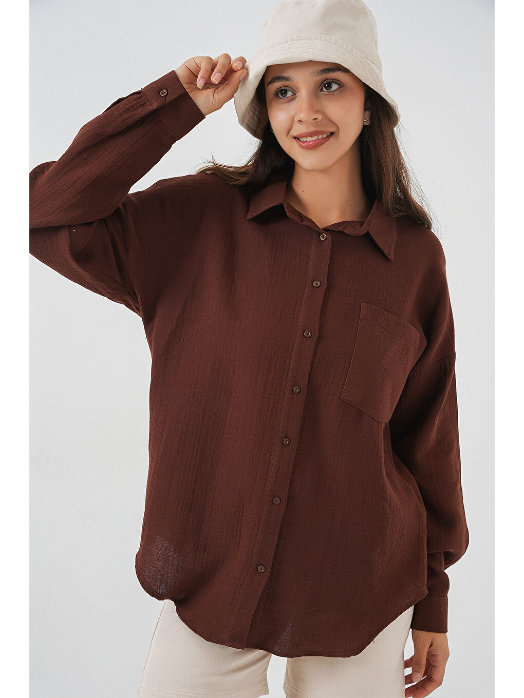 Kadın Tek Cepli Oversize Müslin Gömlek 20353 - Kahverengi-4