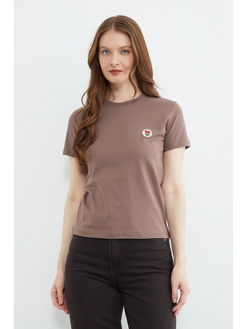 Kahverengi Çiçek Nakışlı Bisiklet Yaka Tişört-1