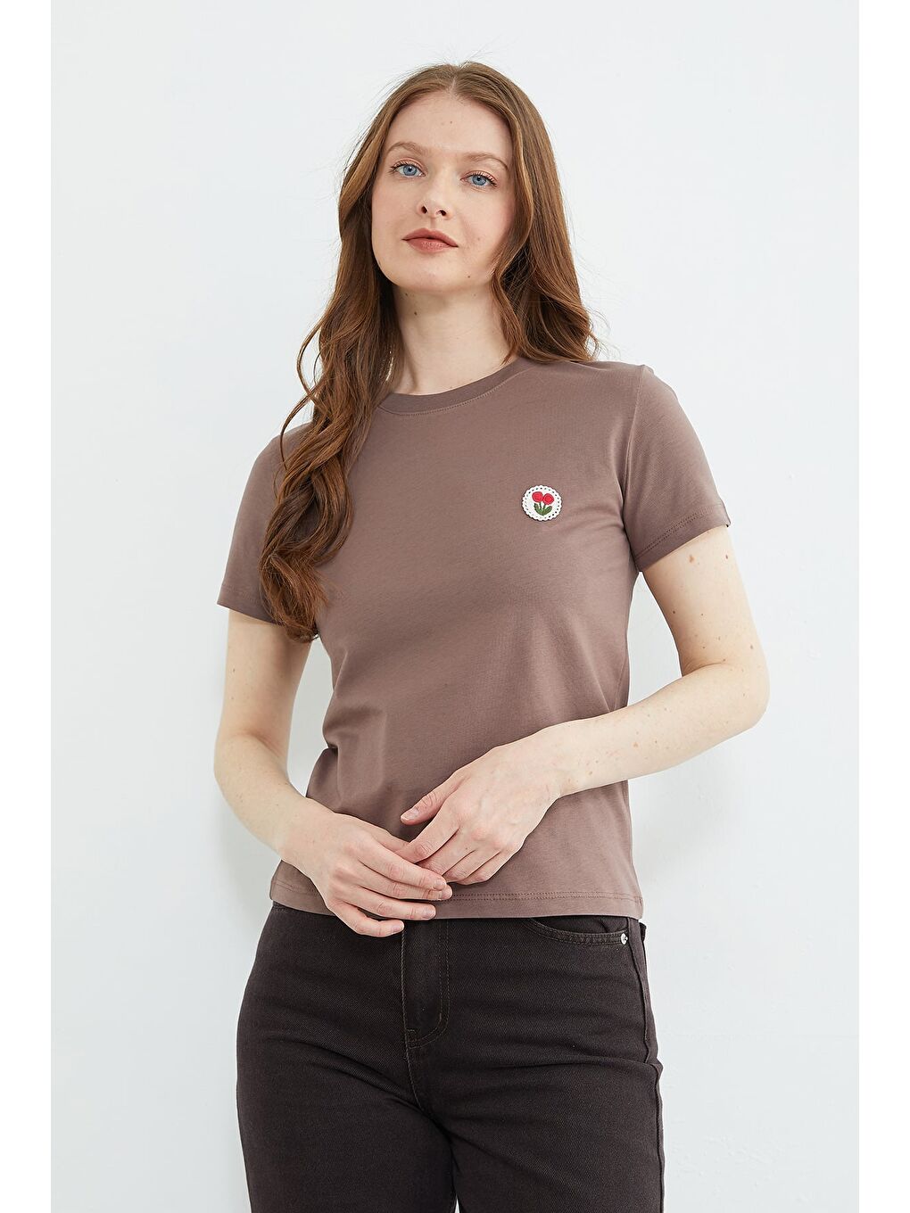 Kahverengi Çiçek Nakışlı Bisiklet Yaka Tişört-2