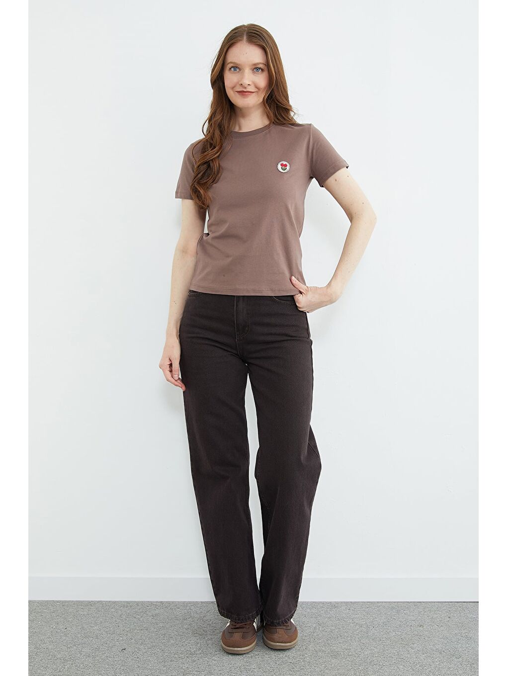 Kahverengi Çiçek Nakışlı Bisiklet Yaka Tişört-3