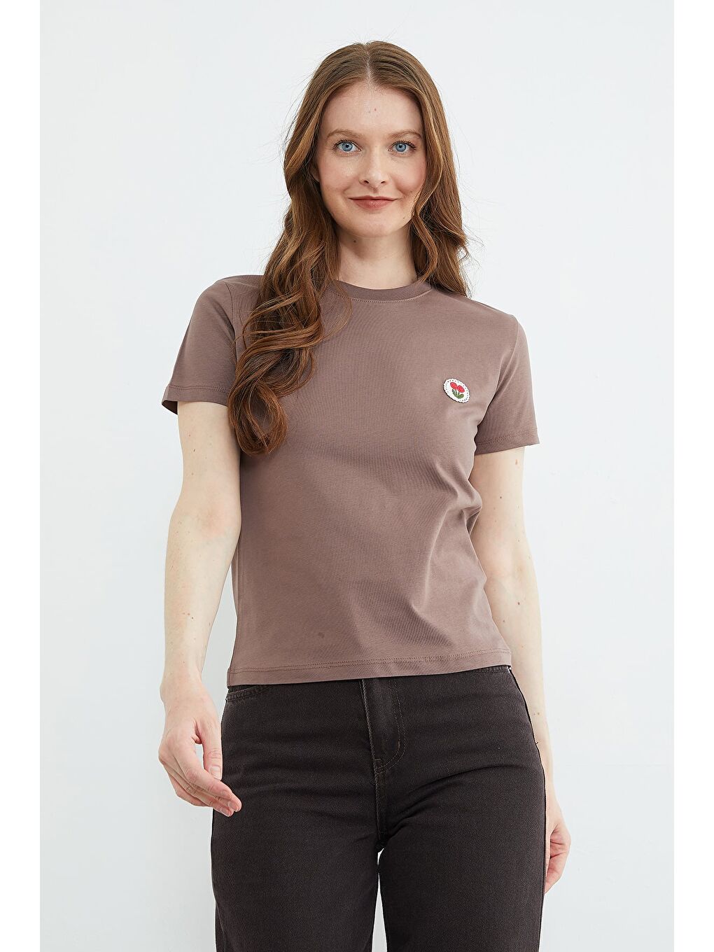 Kahverengi Çiçek Nakışlı Bisiklet Yaka Tişört-4