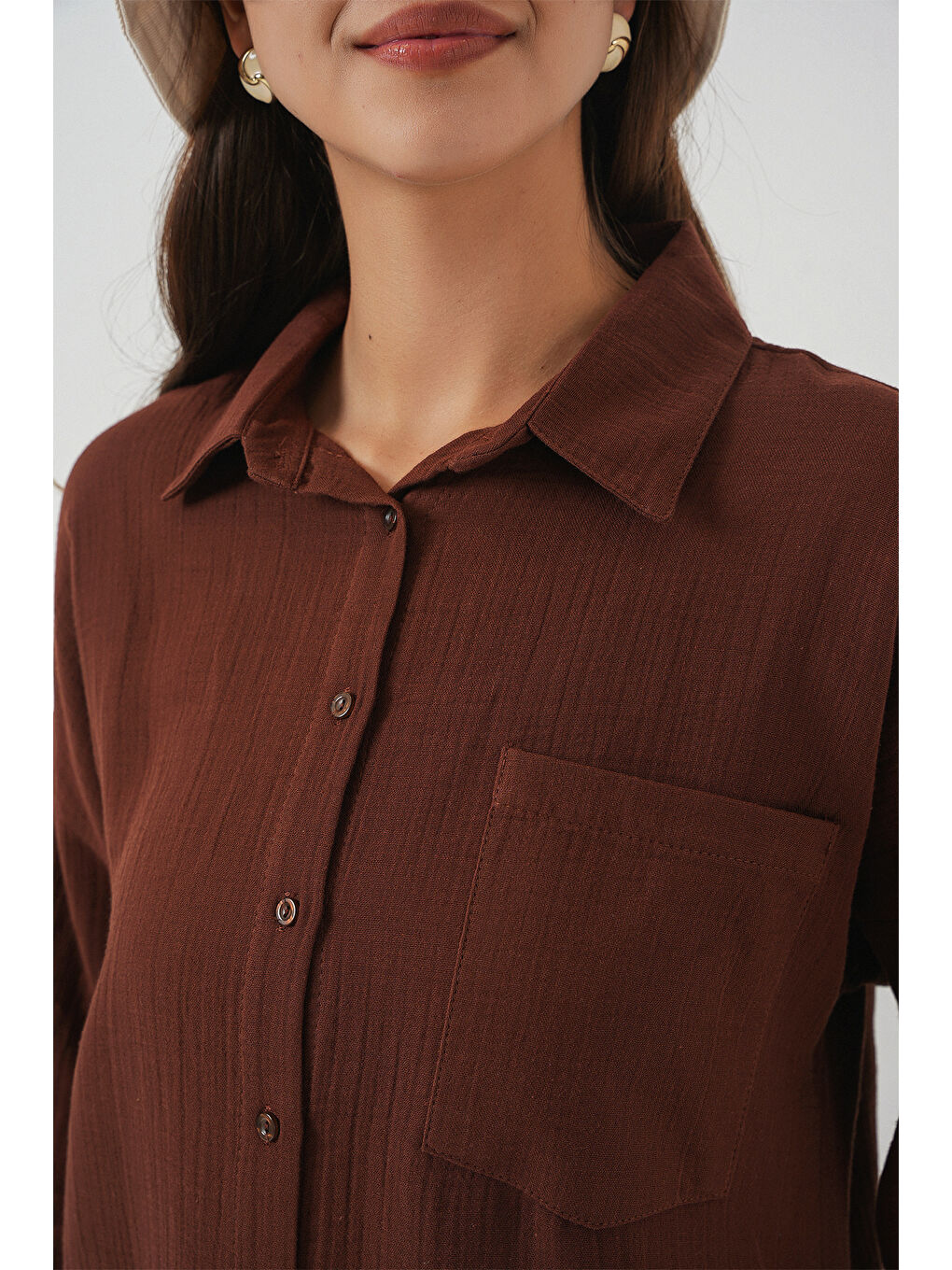 Kadın Tek Cepli Oversize Müslin Gömlek 20353 - Kahverengi-5