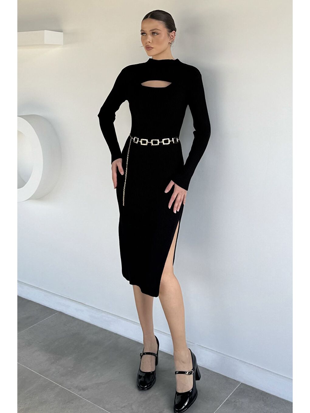 Siyah Kadın Göğüs Dekolteli Yırtmaçlı Kolye Aksesuarlı Elastanlı Triko Elbise-1