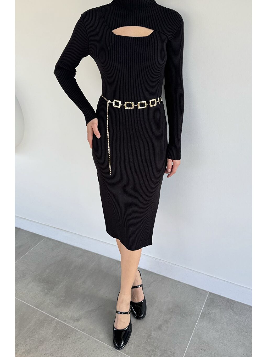 Siyah Kadın Göğüs Dekolteli Yırtmaçlı Kolye Aksesuarlı Elastanlı Triko Elbise-2