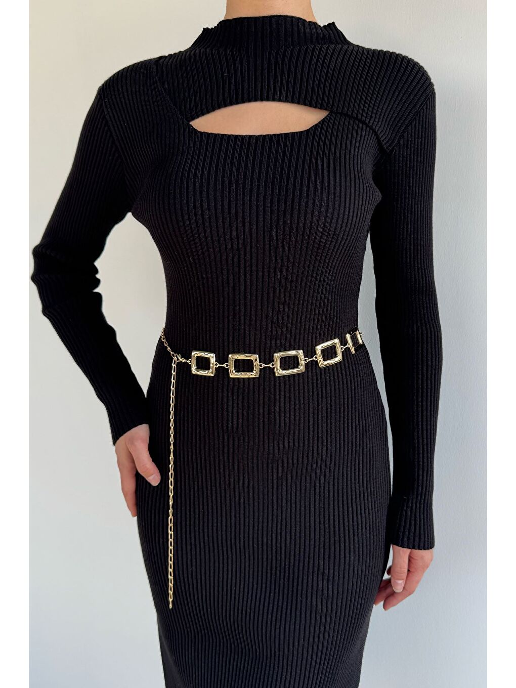 Siyah Kadın Göğüs Dekolteli Yırtmaçlı Kolye Aksesuarlı Elastanlı Triko Elbise-3