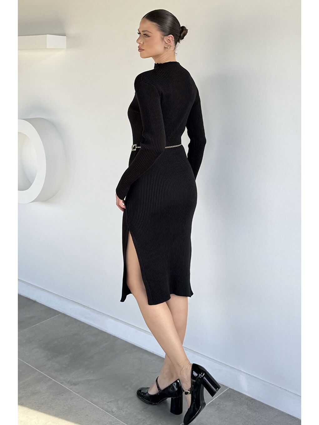 Siyah Kadın Göğüs Dekolteli Yırtmaçlı Kolye Aksesuarlı Elastanlı Triko Elbise-4