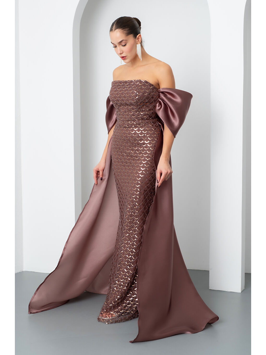 Kadın Kahverengi Straplez Boncuklu Saten Kuyruklu Uzun Abiye