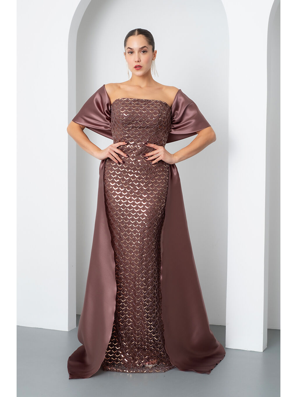 Kadın Kahverengi Straplez Boncuklu Saten Kuyruklu Uzun Abiye-1