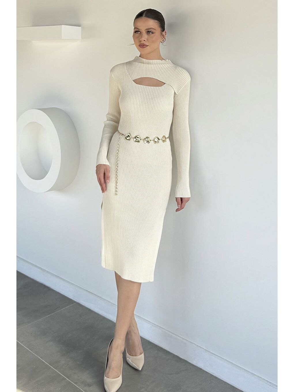 Ekru Kadın Göğüs Dekolteli Yırtmaçlı Kolye Aksesuarlı Elastanlı Triko Elbise