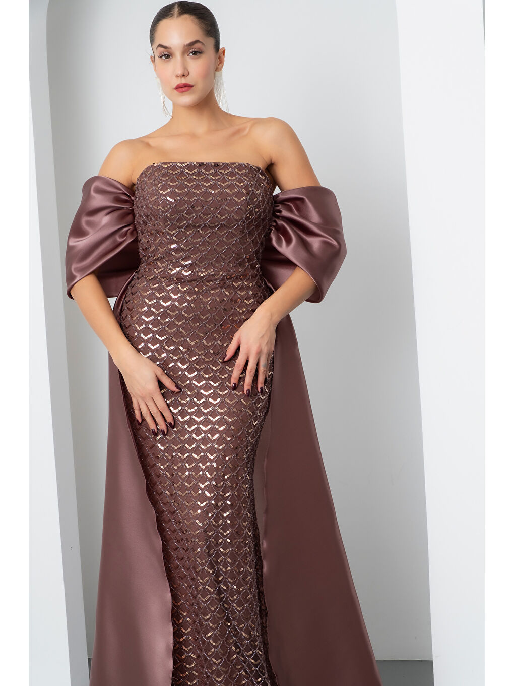Kadın Kahverengi Straplez Boncuklu Saten Kuyruklu Uzun Abiye-2