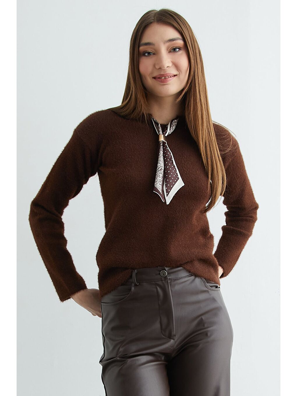 Kahverengi Fular Detaylı Bisiklet Yaka Sakallı Triko Kazak-1