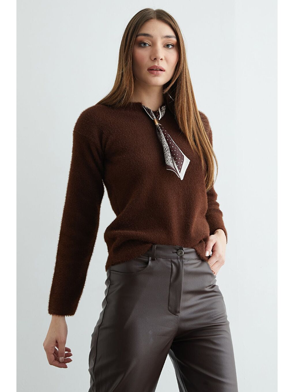 Kahverengi Fular Detaylı Bisiklet Yaka Sakallı Triko Kazak-2