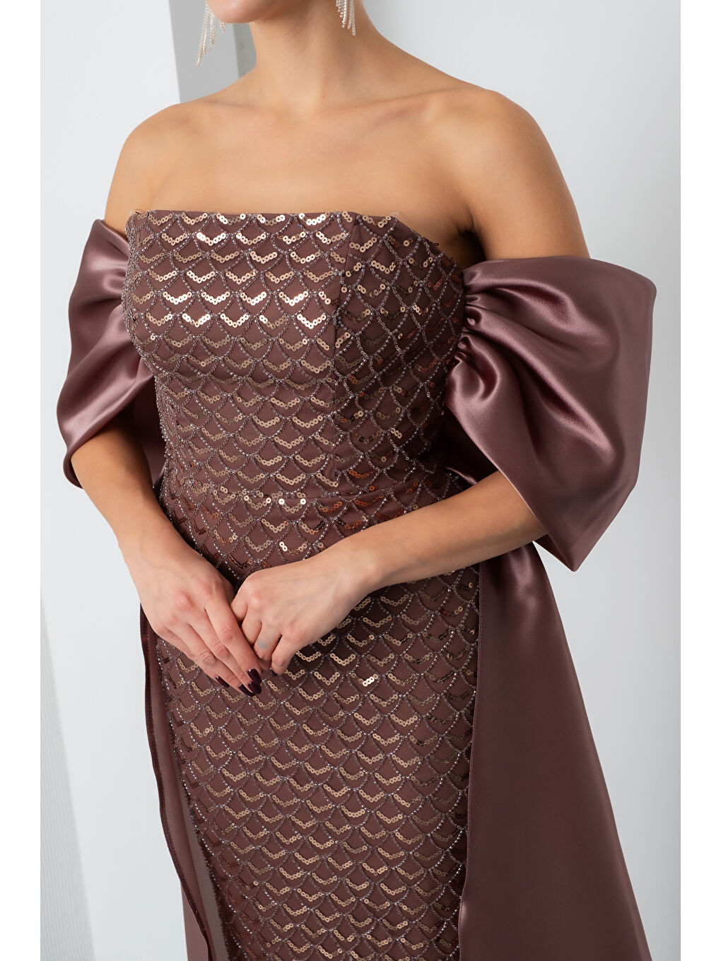 Kadın Kahverengi Straplez Boncuklu Saten Kuyruklu Uzun Abiye-3