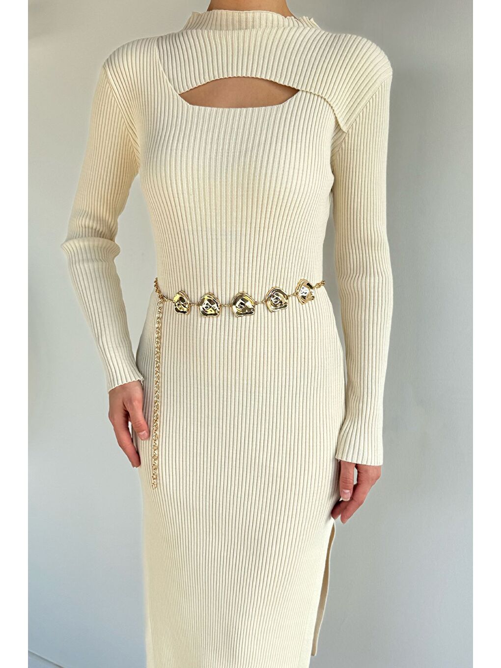 Ekru Kadın Göğüs Dekolteli Yırtmaçlı Kolye Aksesuarlı Elastanlı Triko Elbise-1