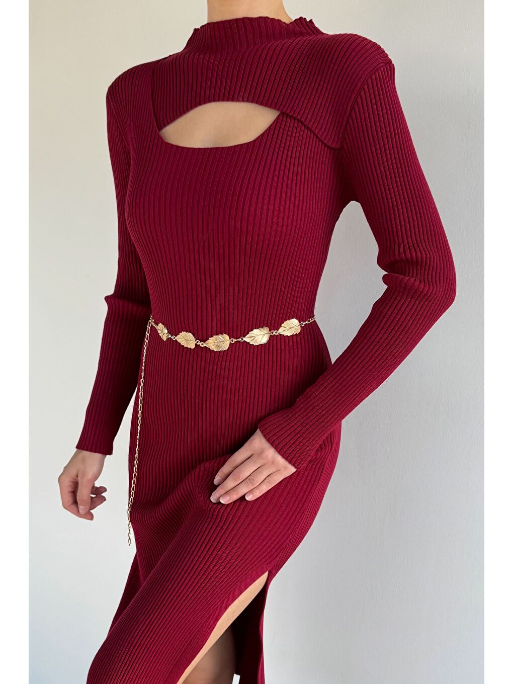 Bordo Kadın Göğüs Dekolteli Yırtmaçlı Kolye Aksesuarlı Elastanlı Triko Elbise