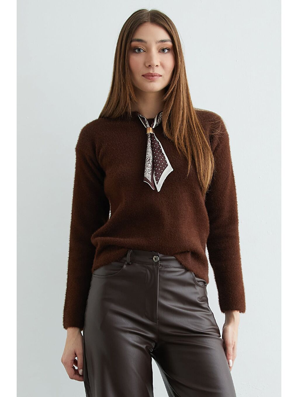 Kahverengi Fular Detaylı Bisiklet Yaka Sakallı Triko Kazak-3