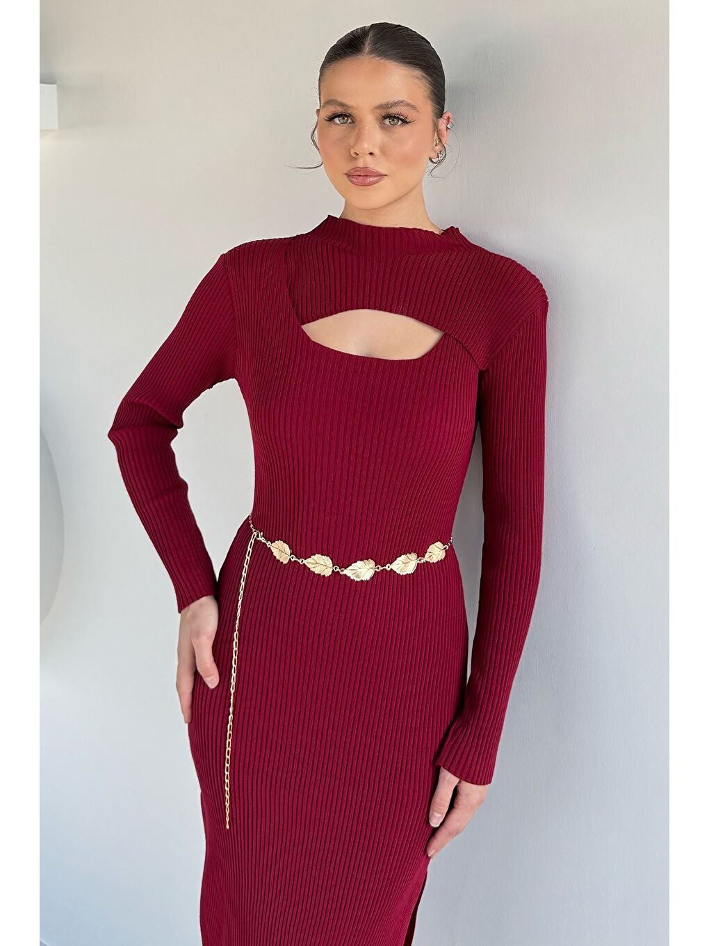 Bordo Kadın Göğüs Dekolteli Yırtmaçlı Kolye Aksesuarlı Elastanlı Triko Elbise-1