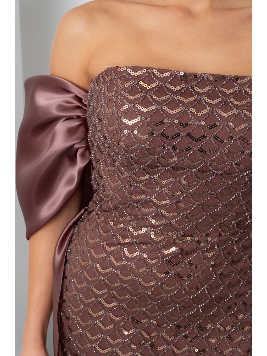 Kadın Kahverengi Straplez Boncuklu Saten Kuyruklu Uzun Abiye-4