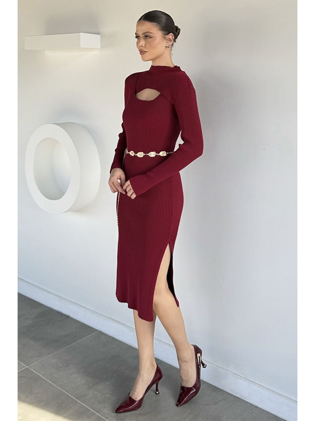 Bordo Kadın Göğüs Dekolteli Yırtmaçlı Kolye Aksesuarlı Elastanlı Triko Elbise-2