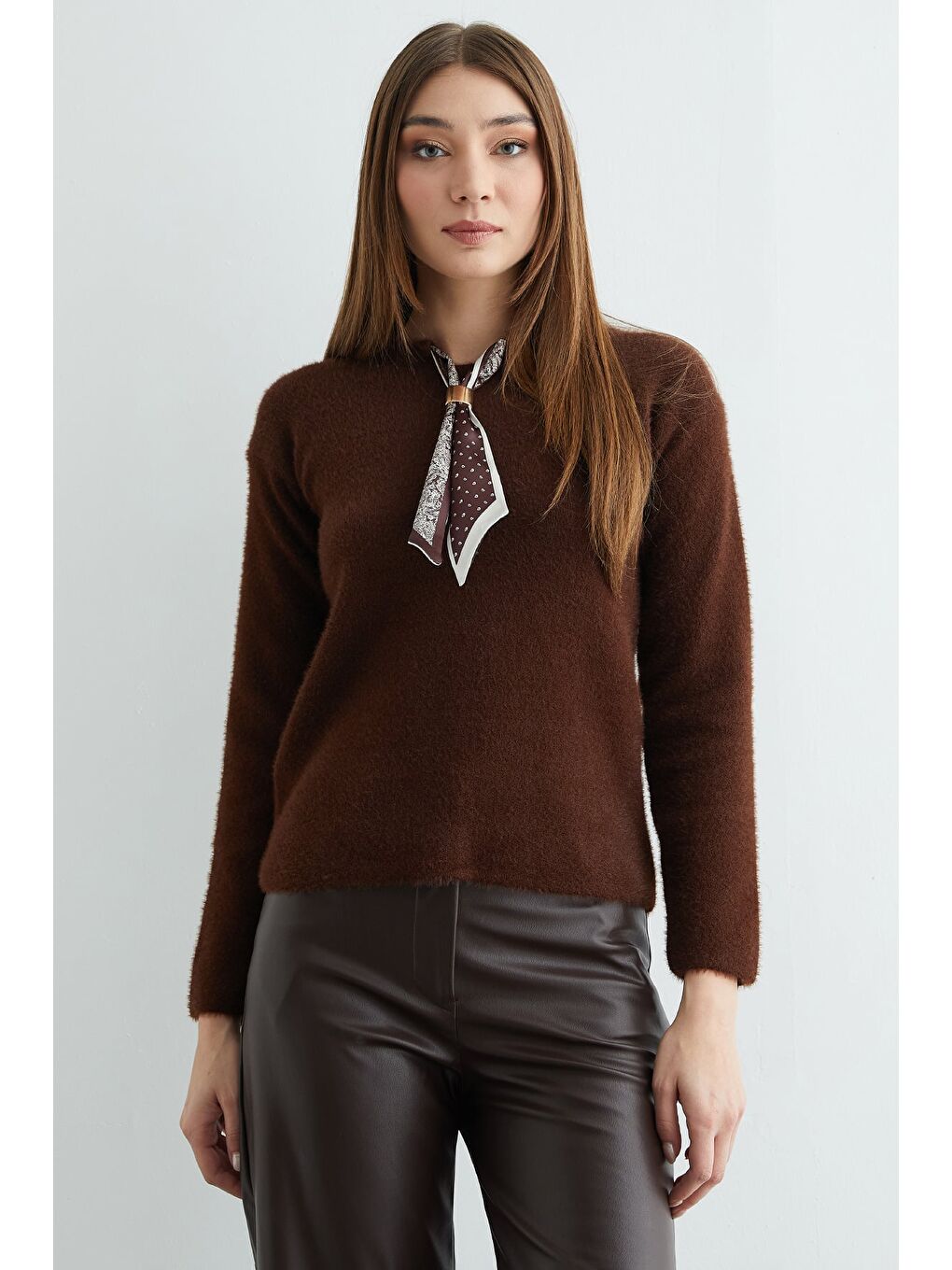 Kahverengi Fular Detaylı Bisiklet Yaka Sakallı Triko Kazak-4