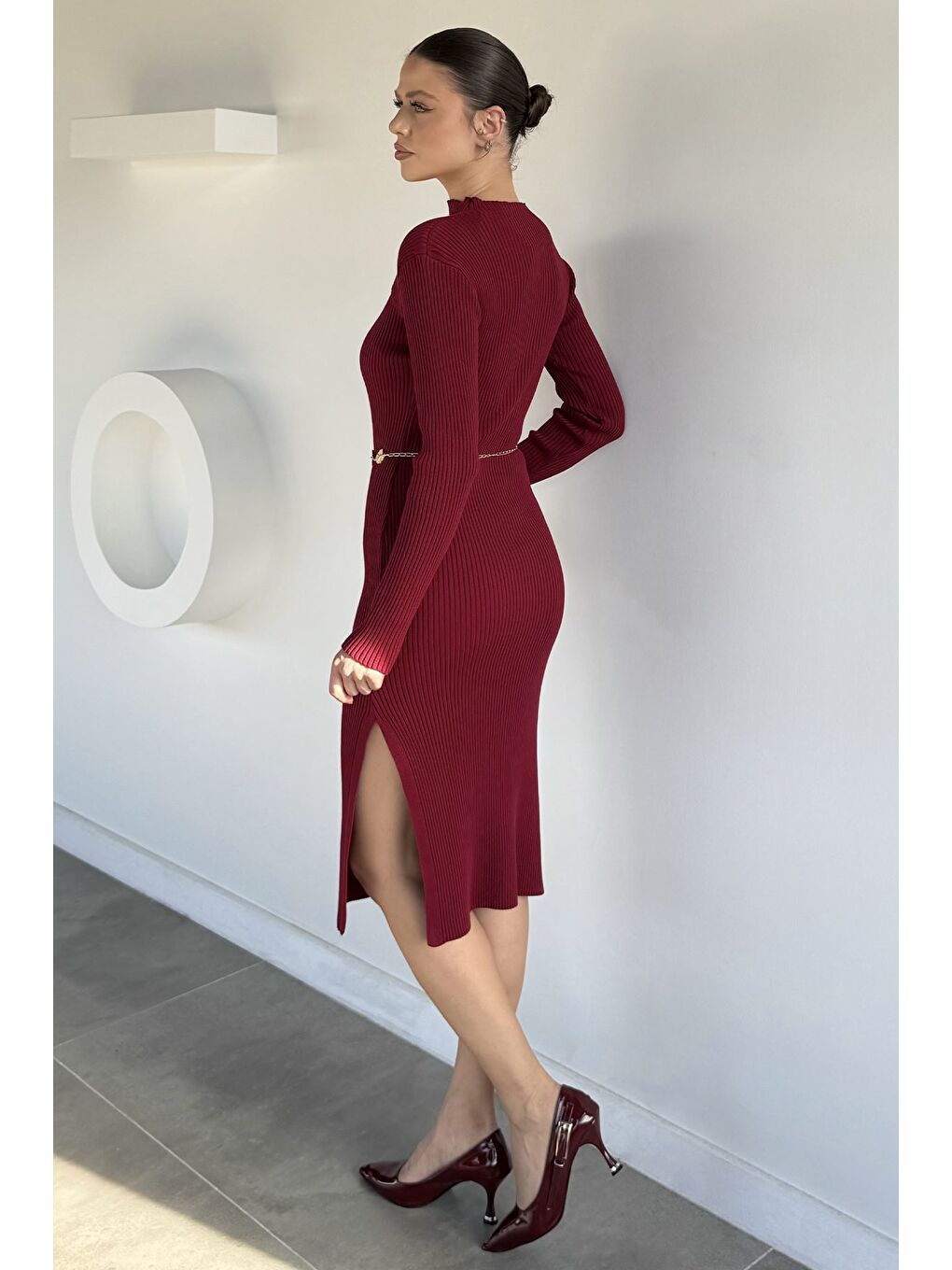 Bordo Kadın Göğüs Dekolteli Yırtmaçlı Kolye Aksesuarlı Elastanlı Triko Elbise-3