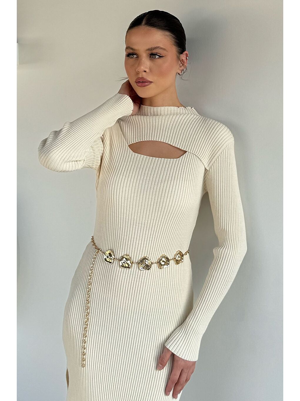 Ekru Kadın Göğüs Dekolteli Yırtmaçlı Kolye Aksesuarlı Elastanlı Triko Elbise-2