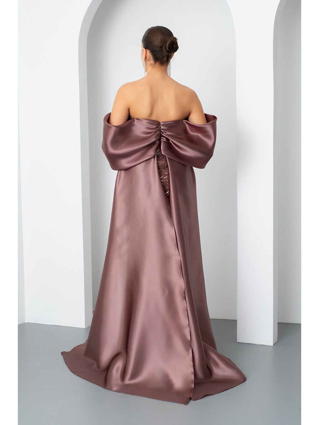 Kadın Kahverengi Straplez Boncuklu Saten Kuyruklu Uzun Abiye-5