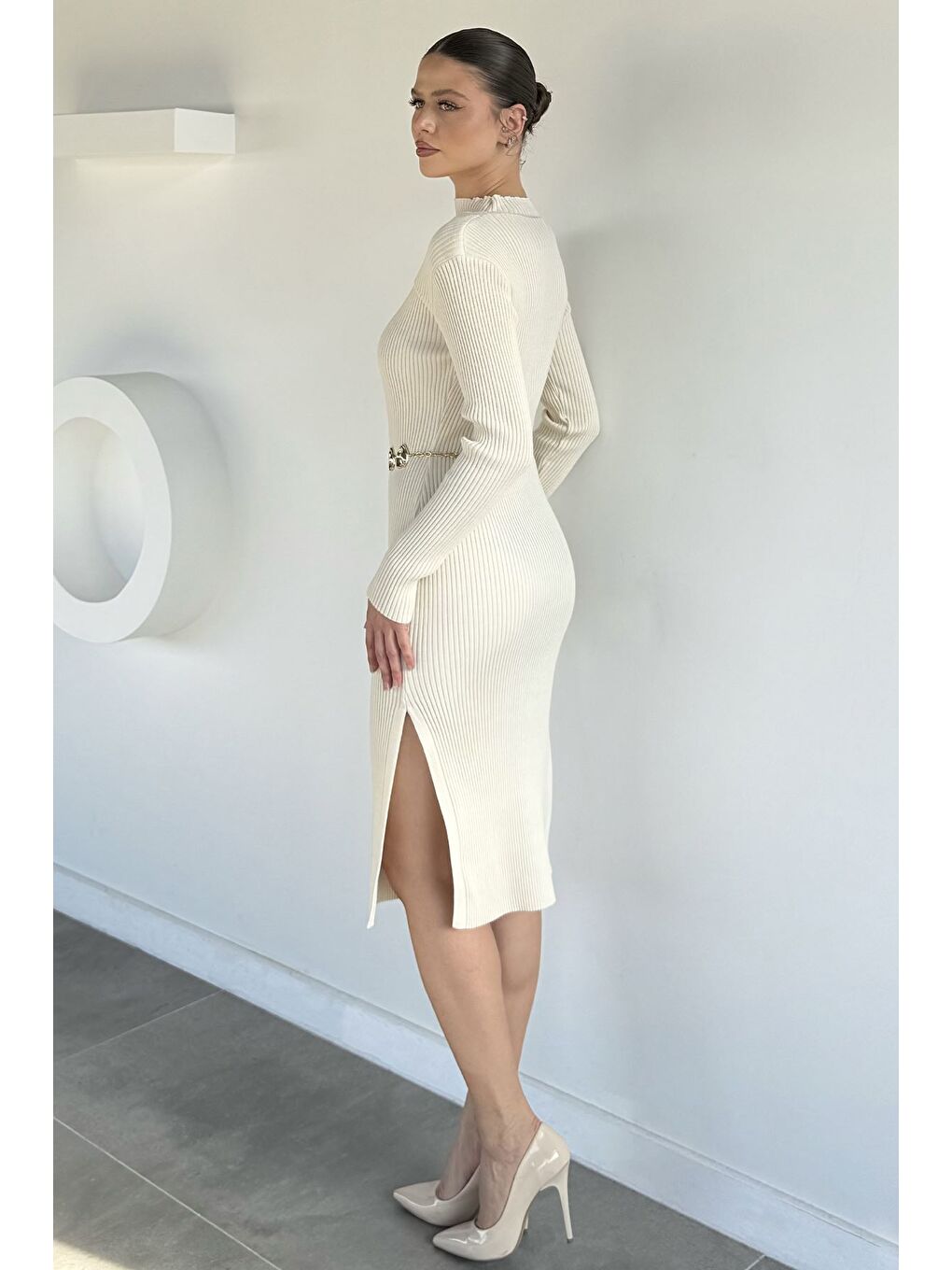 Ekru Kadın Göğüs Dekolteli Yırtmaçlı Kolye Aksesuarlı Elastanlı Triko Elbise-3