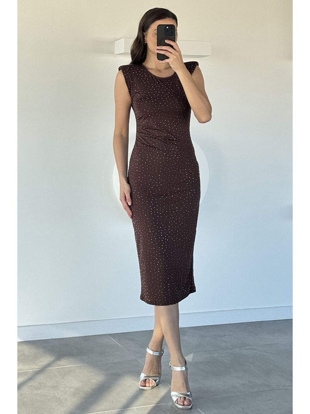 Kahverengi Omuz Vatkalı Taşlı Elbise