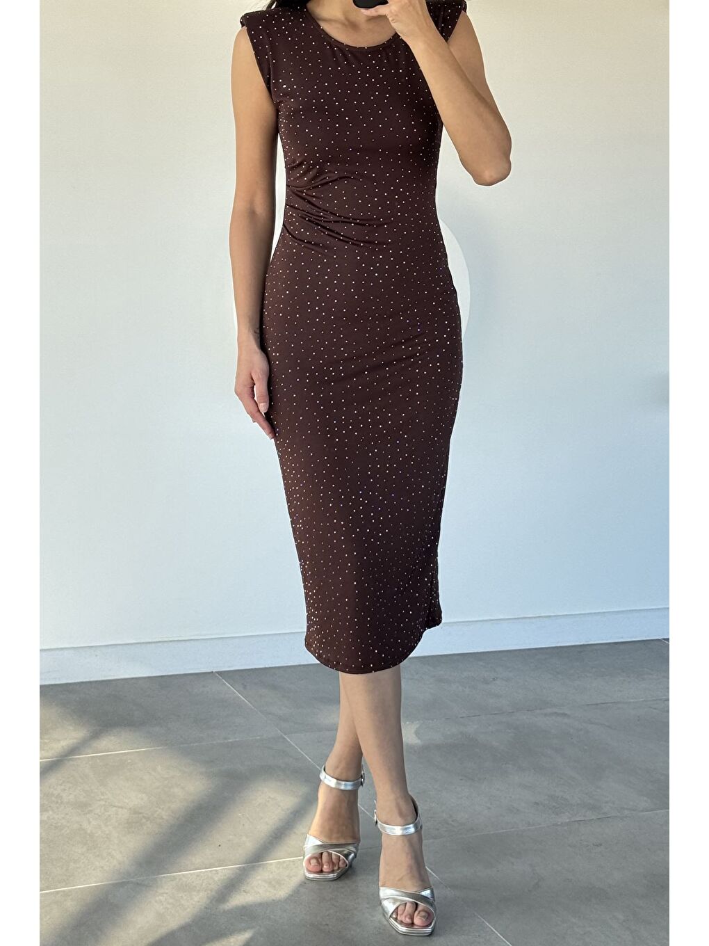 Kahverengi Omuz Vatkalı Taşlı Elbise-1