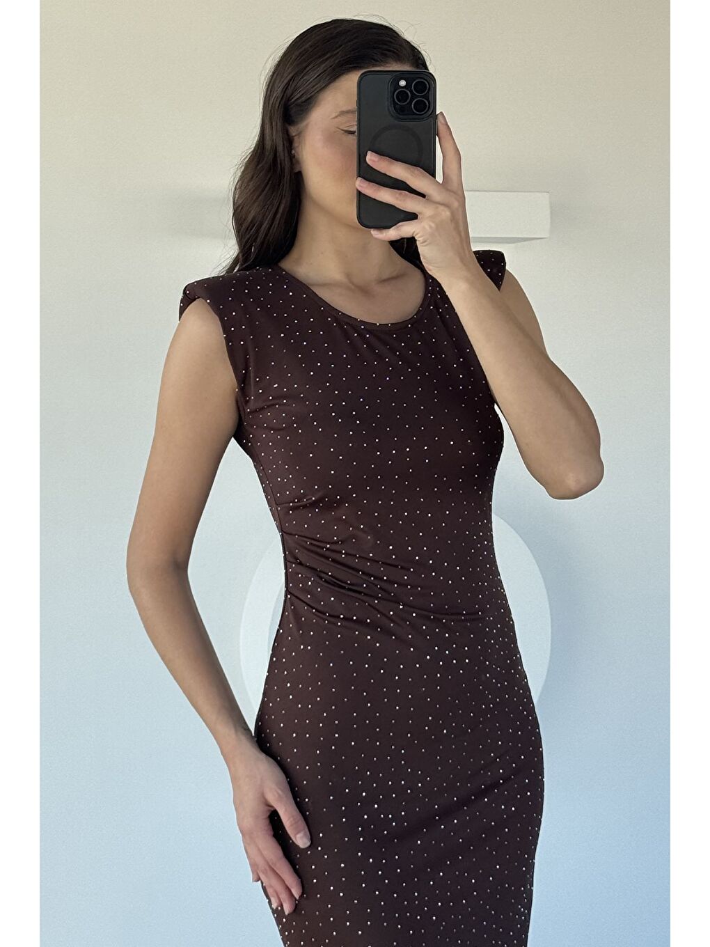 Kahverengi Omuz Vatkalı Taşlı Elbise-2