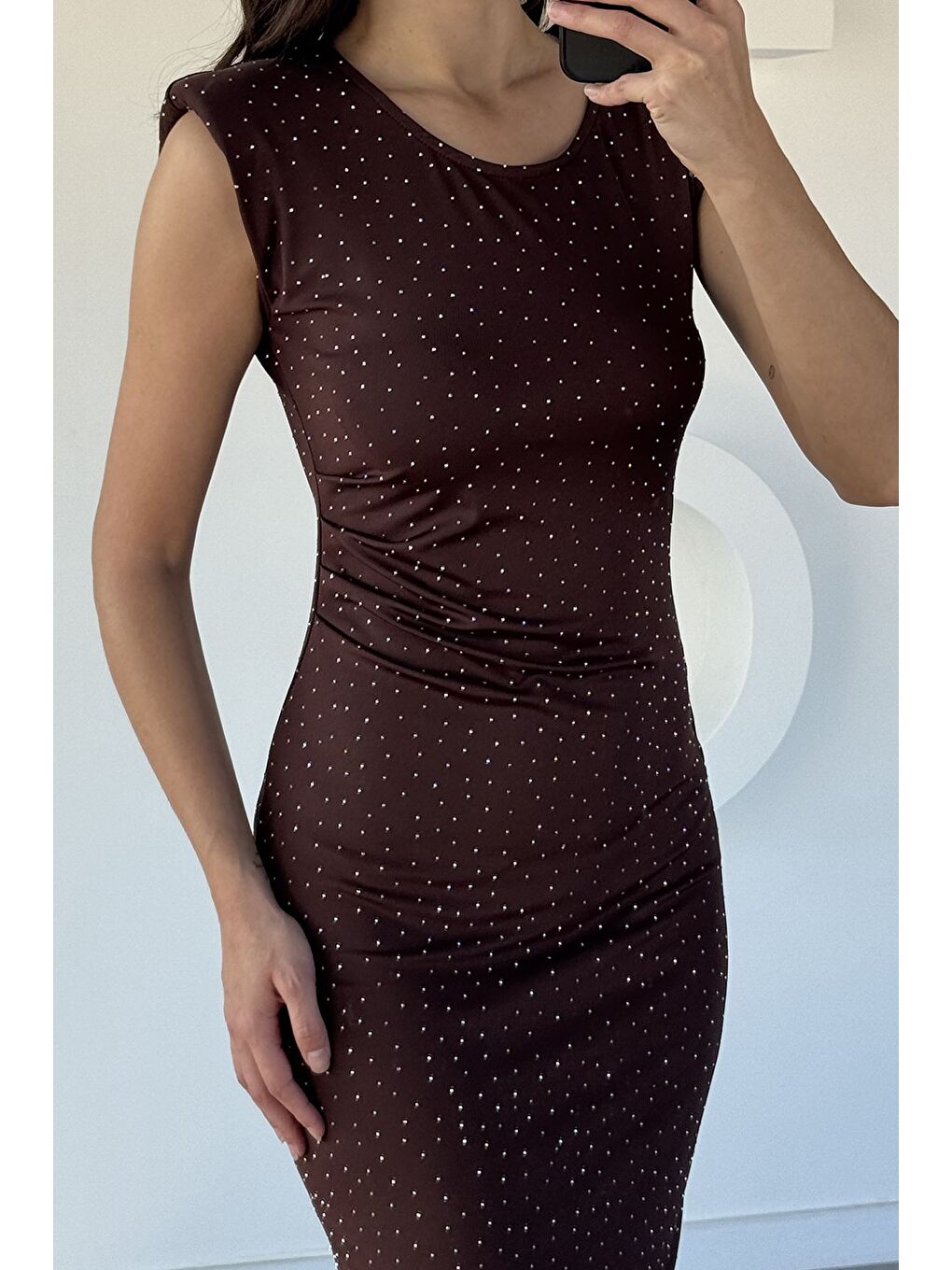 Kahverengi Omuz Vatkalı Taşlı Elbise-3