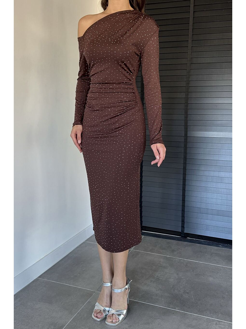 Kahverengi Tek Omuz Detaylı Taşlı Elbise