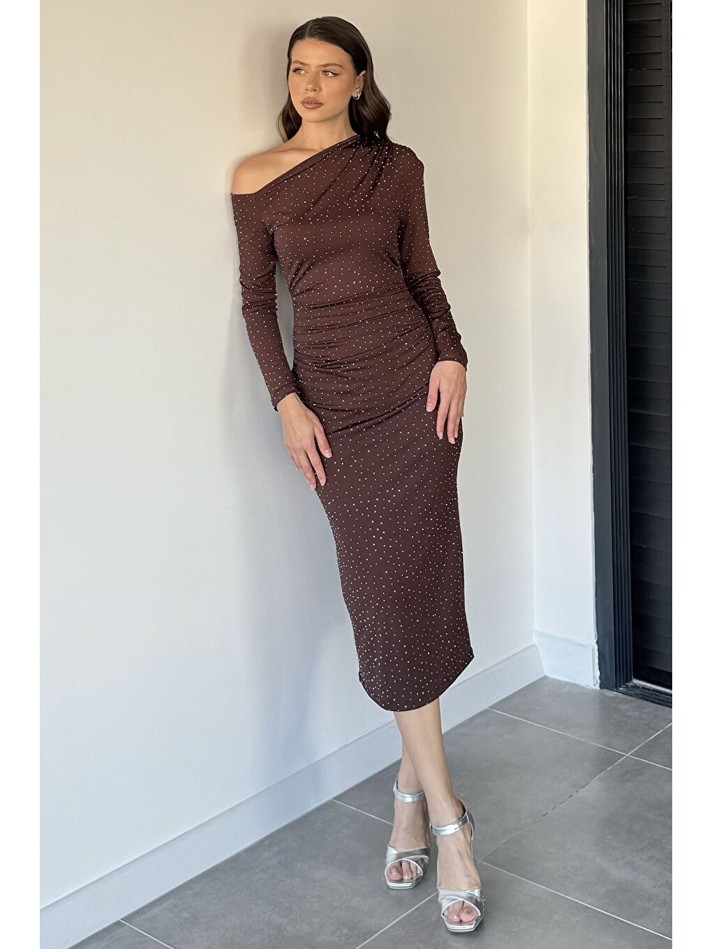 Kahverengi Tek Omuz Detaylı Taşlı Elbise-1