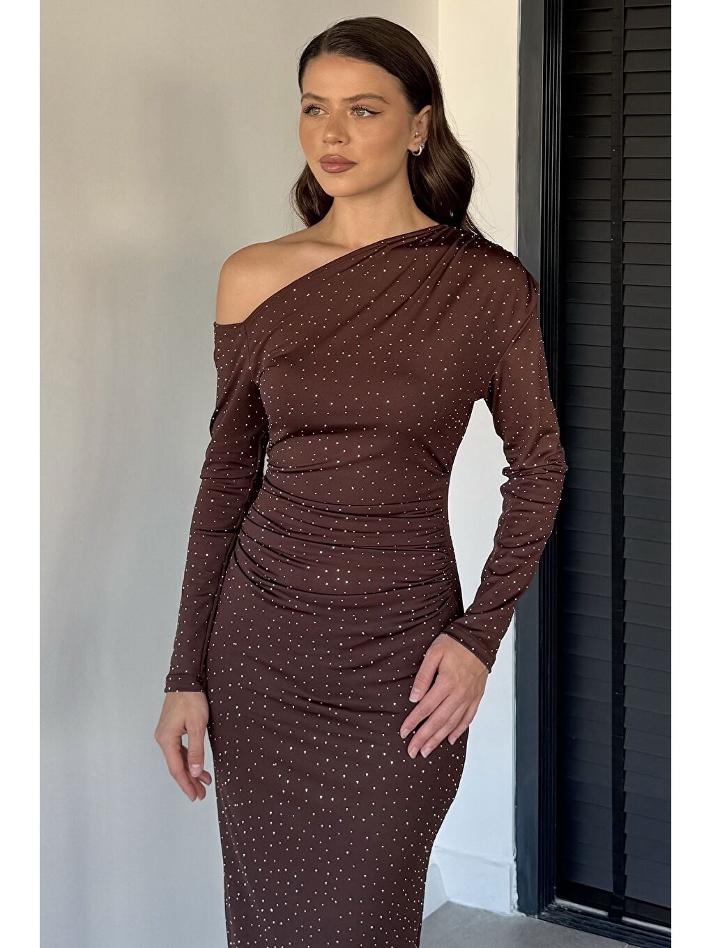 Kahverengi Tek Omuz Detaylı Taşlı Elbise-2
