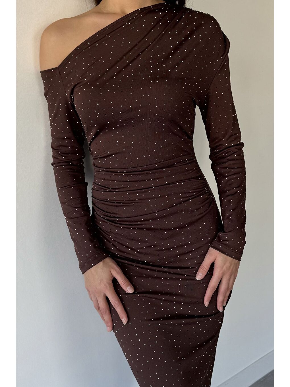 Kahverengi Tek Omuz Detaylı Taşlı Elbise-3