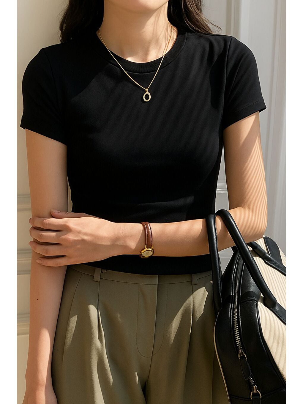 Siyah Bisiklet Yaka Basic Kadın Tişört-1