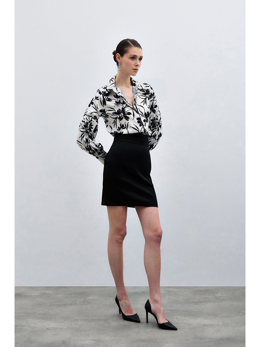 Ön Siyah İncili Gömlek - Siyah-1