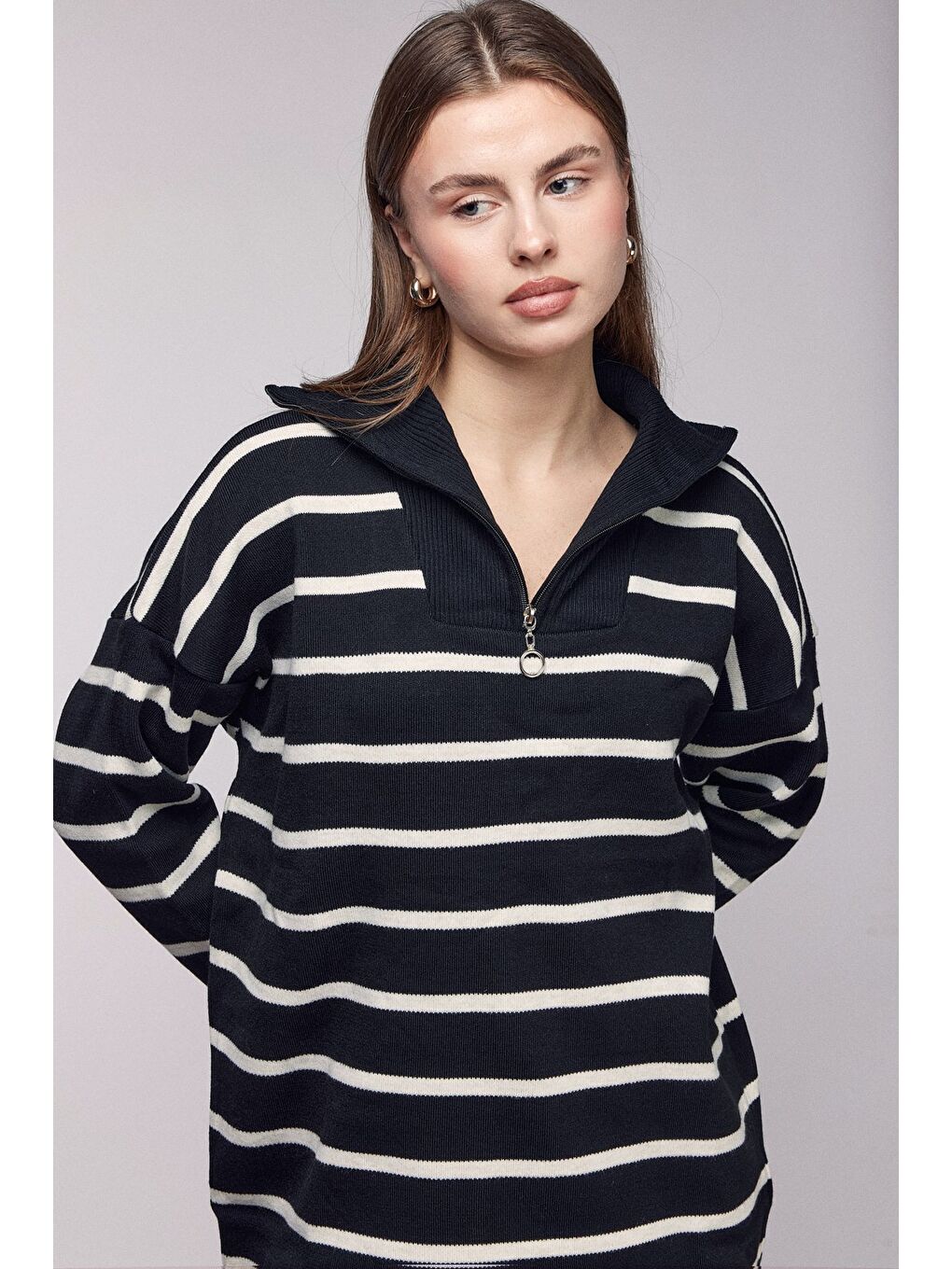 Siyah Çizgili Fermuarlı Dik Yaka Triko Kazak-1