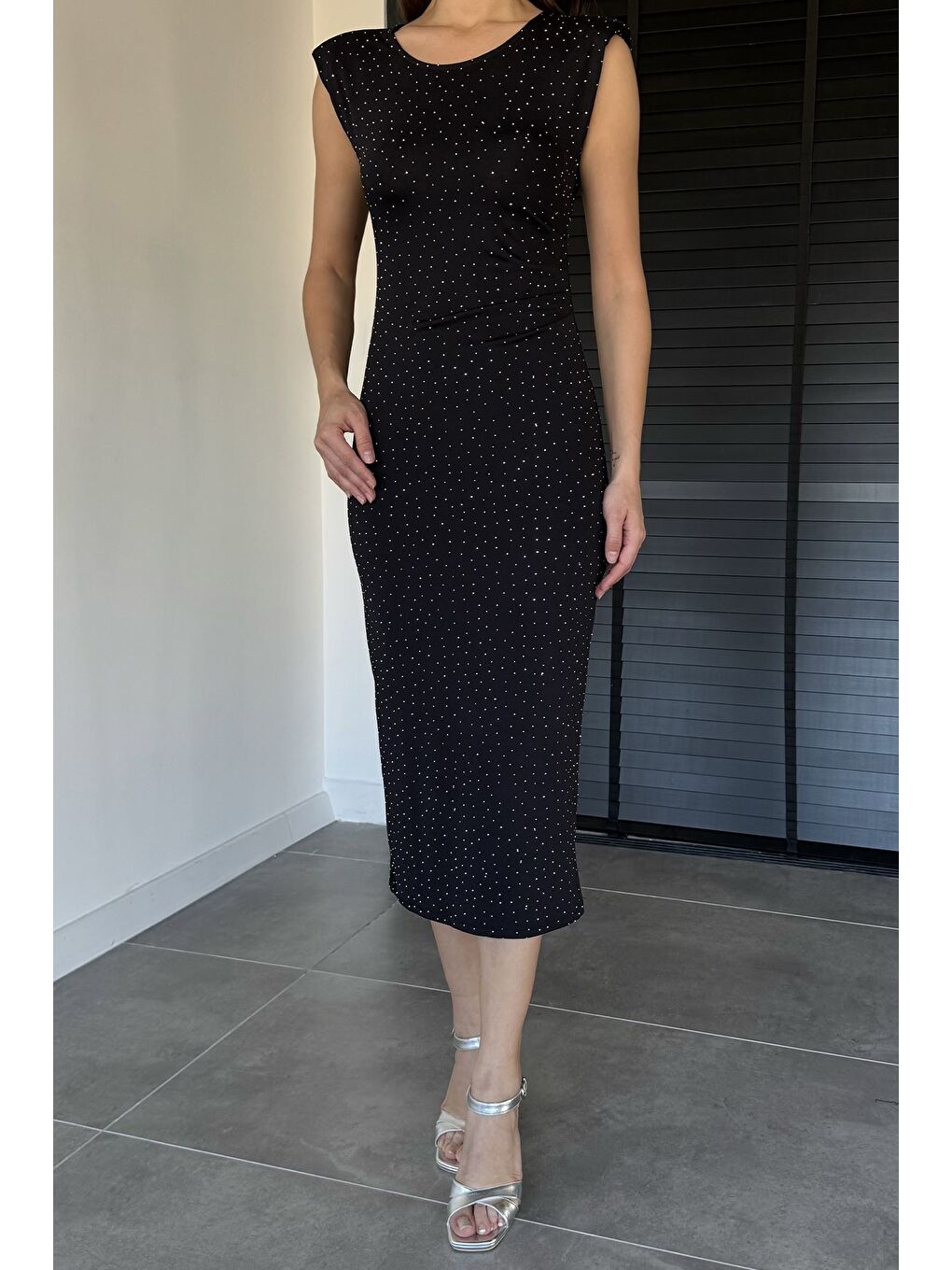 Siyah Omuz Vatkalı Taşlı Elbise-1