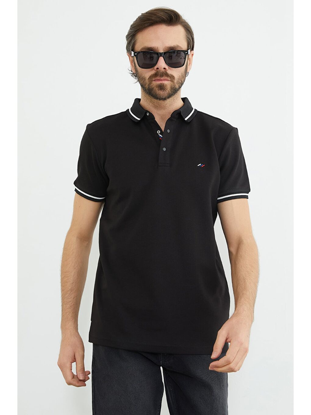 Siyah Nakışlı Yarım Çıtçıtlı Polo Yaka Tişört