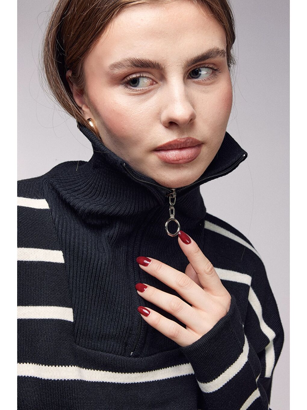 Siyah Çizgili Fermuarlı Dik Yaka Triko Kazak-2